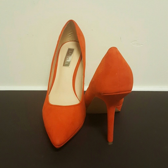 Spiegel Orange Pumps, new without box, 9.5