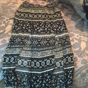 Long skirt with 2 open slits