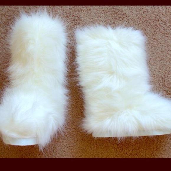 White Furr boots size 6
