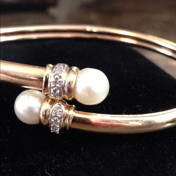 14kt gold bracelet with pearls and diamonds.