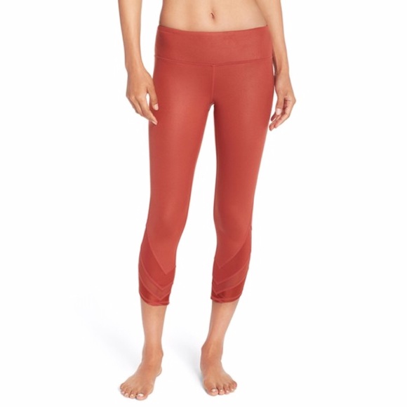 NWT Alo Yoga Edge Capri