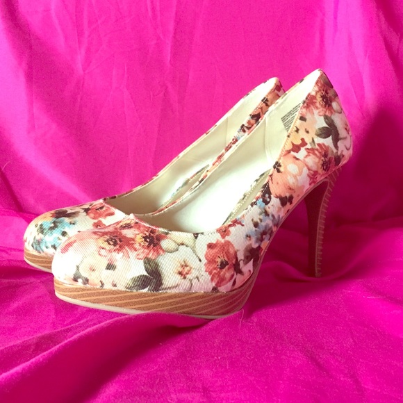 Christian Siriano White Floral Heels