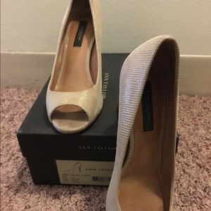 Ann Taylor perfect peep toe in lizard pumice stone