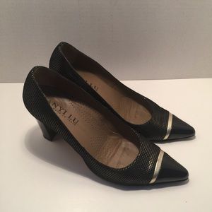 Anyi Lu Stefani pumps. Houndstooth suede pump.