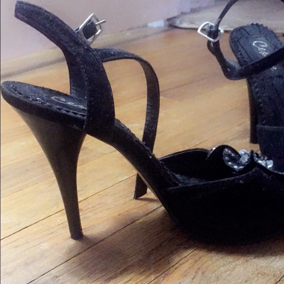 Black heels - Picture 2 of 2