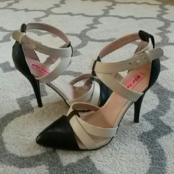 *FINAL PRICE* NEW Betsey Johnson pumps