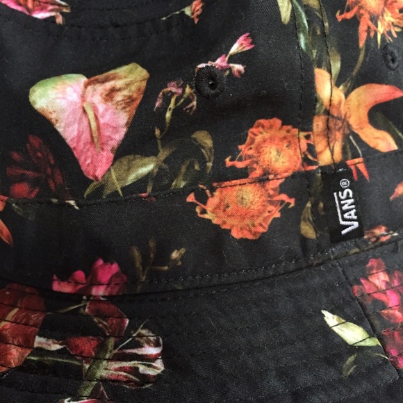 FLORAL BUCKET HAT