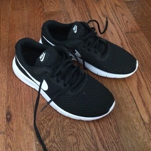 Black and white Nike sneakers size 6