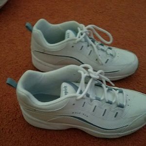 Easy spirit walk/run sneakers