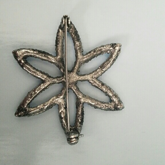 Flower brooch - Picture 2 of 3