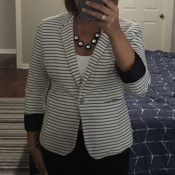black & white striped 3/4 sleeve, lined blazer