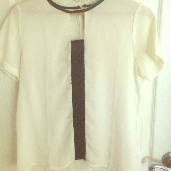 White shirt lined with black ✨✨
