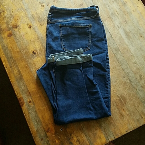 Old Navy sweetheart cuffed capri jeans