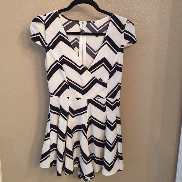 Choies Chevron print Black and white romper - Picture 1 of 2