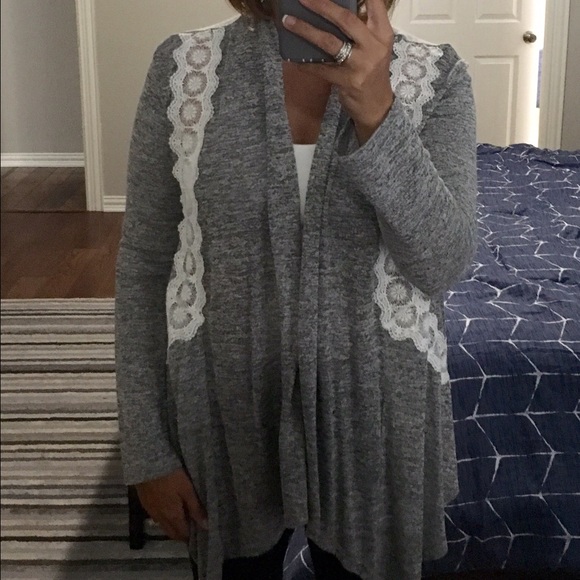 Light weight open-front cardigan with lace detail