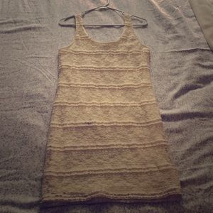 Sleeveless fitted lacy dress