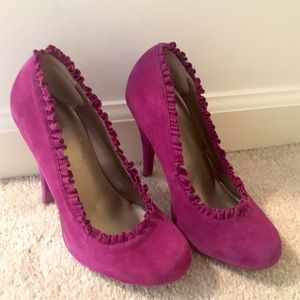 Magenta suede pump with ruffle detail size 5