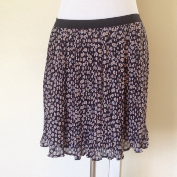MINI FLOWERY SKIRT.