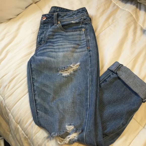 AE destroyed Boy crop jeans