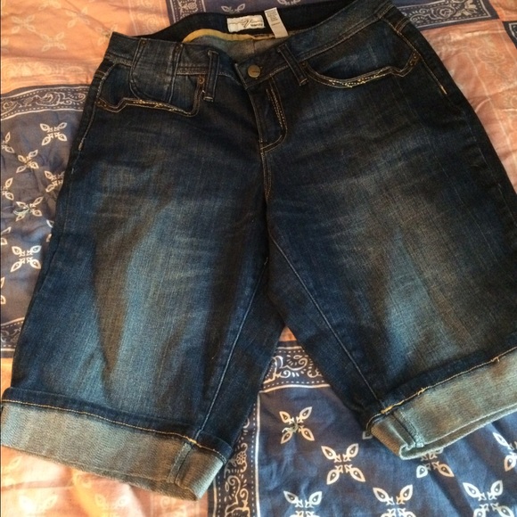 Size 14 Dark wash Venezia shorts!