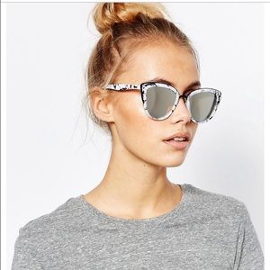 NWOT QUAY MARBLED MIRRORED SUNGLASSES