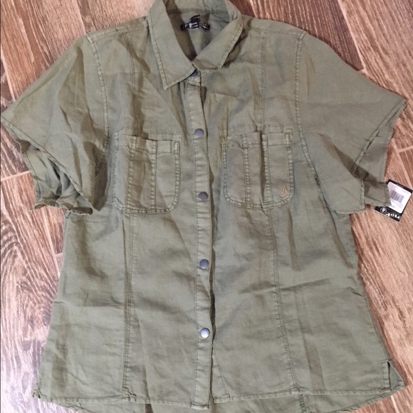Nwt volcom shirt. Size large.