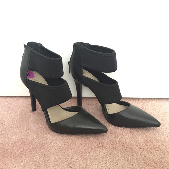 black pointy toed heels