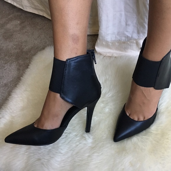 "Diba" Black Ankle Strap Pumps