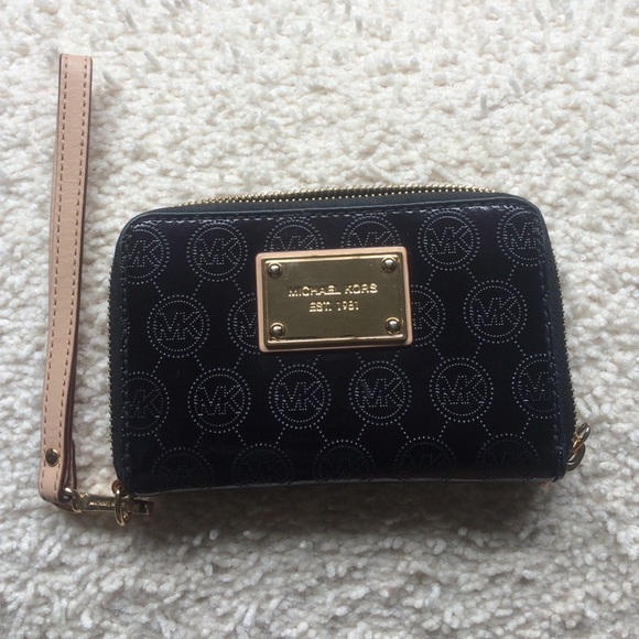 Michael Kors Handbags - Flash Sale ❤️Michael Kors Wallet Wristlet