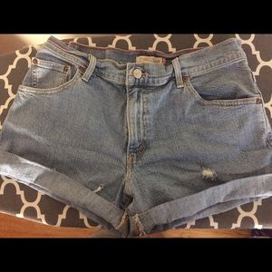 Mid-high waist Levi Cutoff jean shorts