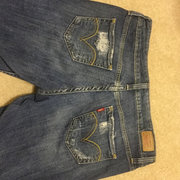 Women's distressed Levis 3L