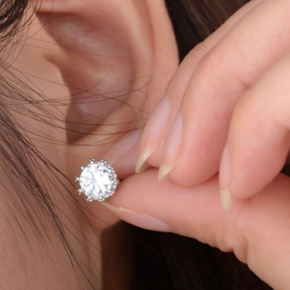 🚫SOLD🚫Sterling Silver Princess Crown CZ Studs - Picture 4 of 4
