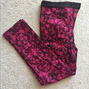 **Everything MUST go** skinny pants with skulls