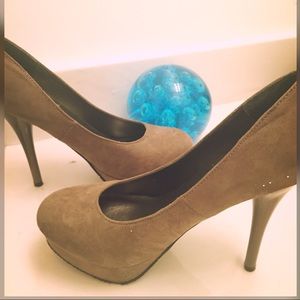 Tan suede platform pumps