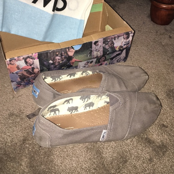 Size 9 gray canvas Toms