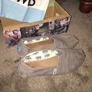 Size 9 gray canvas Toms
