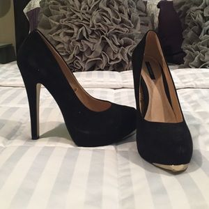 Black pumps with a touch of gold detail!