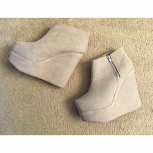Awesome Taupe Platform Wedges - Picture 1 of 2