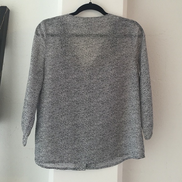 H&M sheer v-neck 3/4 sleeve top - Picture 2 of 3