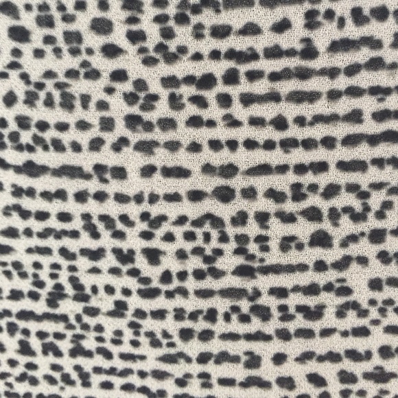 H&M sheer v-neck 3/4 sleeve top - Picture 3 of 3