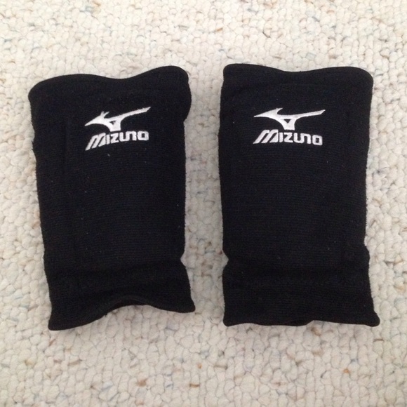 Mizuno black volleyball knee pads