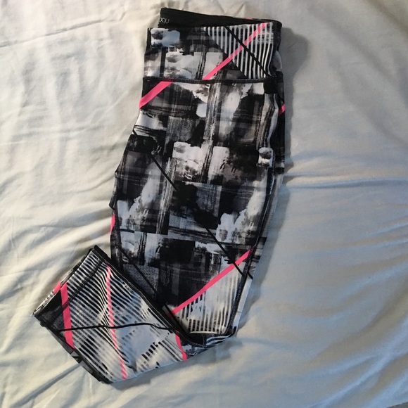 retro chic workout leggings! Includes pocket