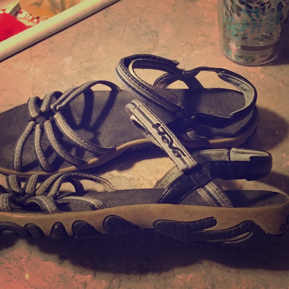 Women size 7 Teva