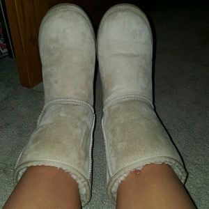 100%  authentic UGG size 7  sand color