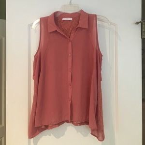 Sleeveless collared shirt with open lace back