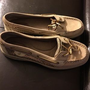 Tan/beige sperry top-sliders