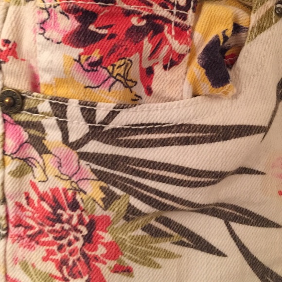 Hawaiian Print White Denim Shorts - Picture 2 of 3