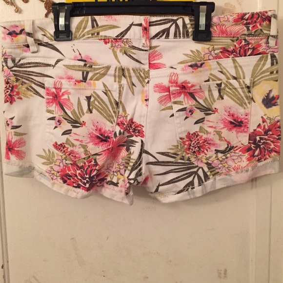Hawaiian Print White Denim Shorts - Picture 3 of 3