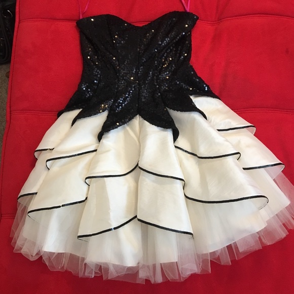 Betsy Johnson Black/White Sequin Homecoming Dress