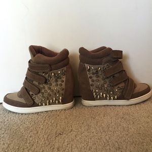 **Everything MUST go**  wedged heals